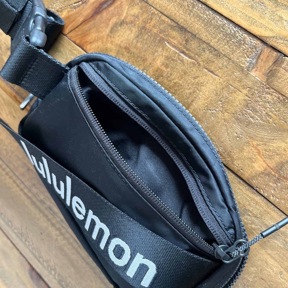 LULULEMON Everywhere Belt Bag 1L
Wordmark - Picture 12 of 12